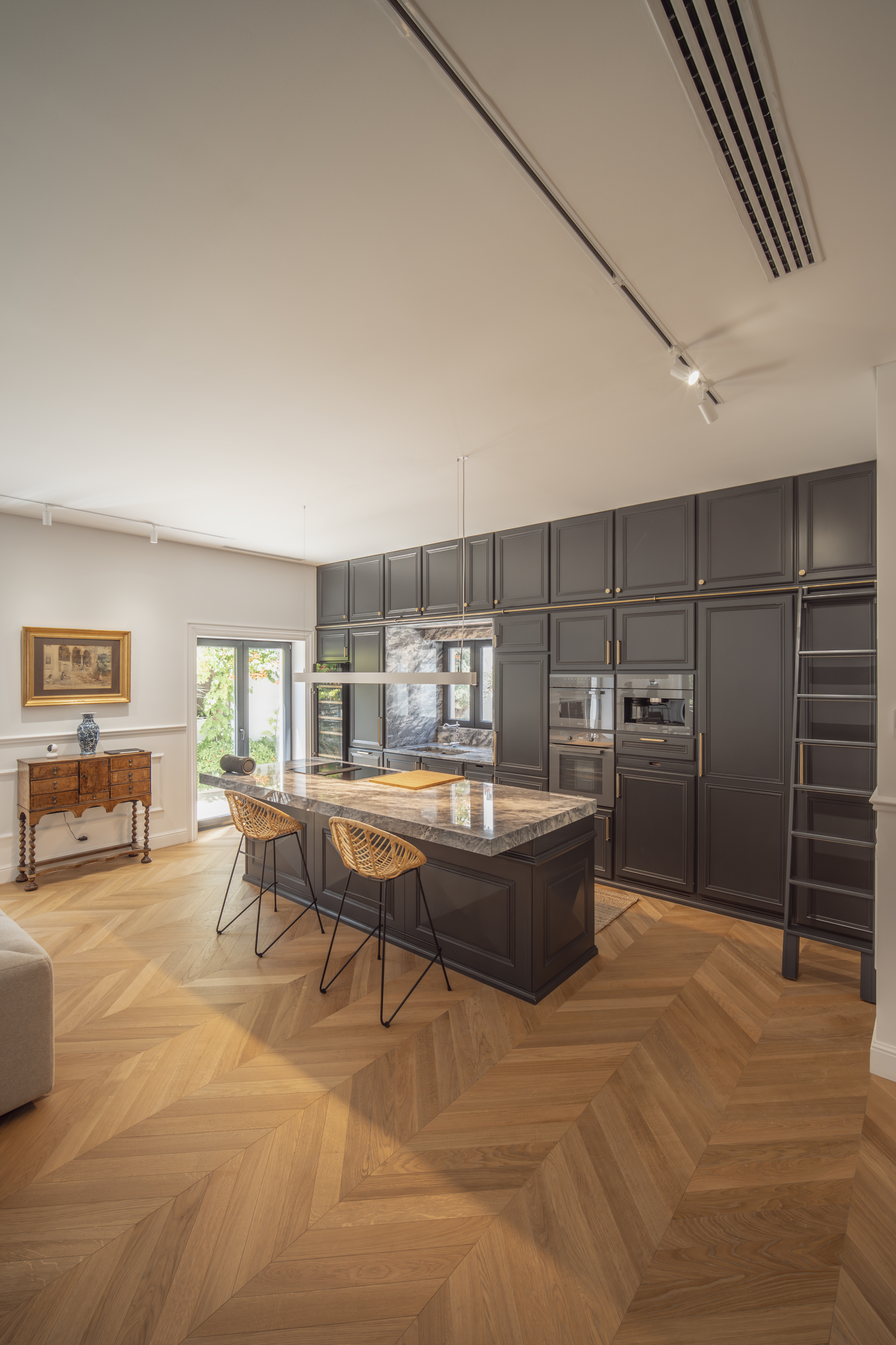 Contemporary Luxury in Estoril