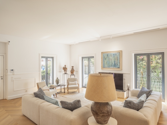 Contemporary Luxury in Estoril