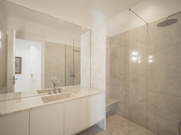 Contemporary Luxury in Estoril