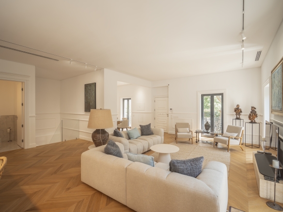 Contemporary Luxury in Estoril
