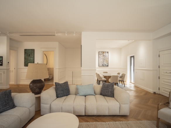 Contemporary Luxury in Estoril