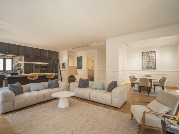 Contemporary Luxury in Estoril