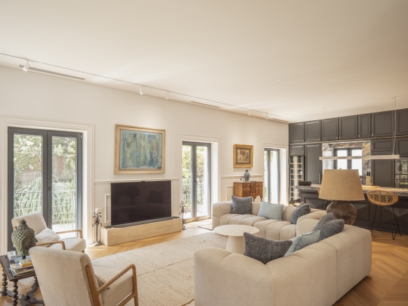 Contemporary Luxury in Estoril